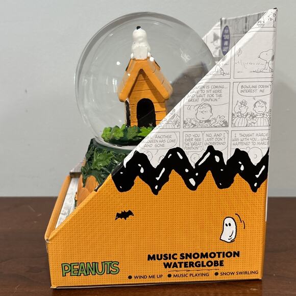 Snoopy Peanuts Halloween Snow Globe BOO Music Snowmotion Wind Up New In Box - Picture 4 of 7
